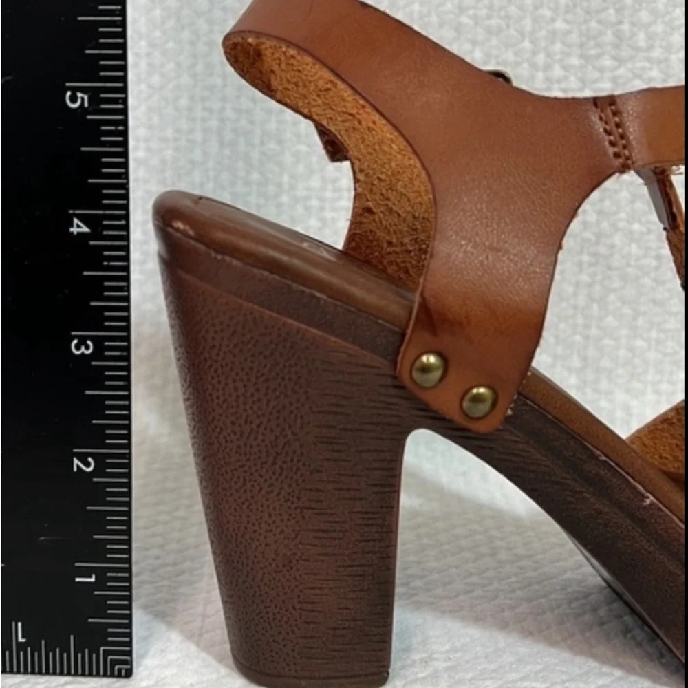 Sugar Quele Brown Vegan Leather Brass Studded Block Faux Wood Heeled Sandals 6.5